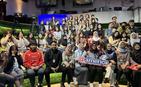 Siswa SMA Global Indonesia School berfoto bersama dalam kegiatan kunjungan ke @america Jakarta