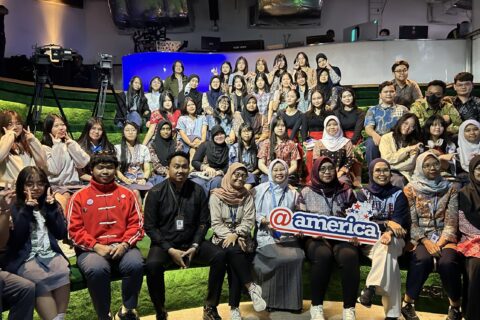 Siswa SMA Global Indonesia School berfoto bersama dalam kegiatan kunjungan ke @america Jakarta