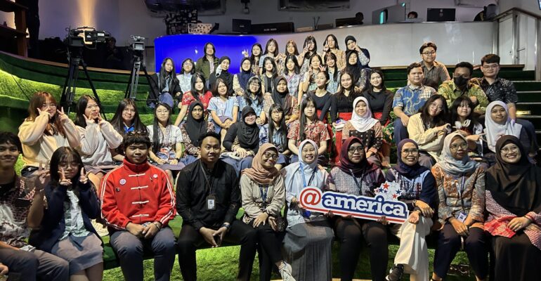 Siswa SMA Global Indonesia School berfoto bersama dalam kegiatan kunjungan ke @america Jakarta
