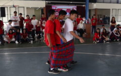 Siswa SMA Global Indonesia School mengikuti lomba sarung dalam perayaan HUT ke-81 Republik Indonesia