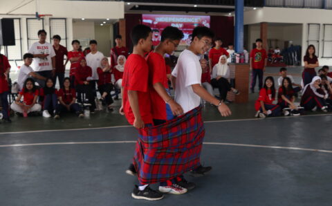 Siswa SMA Global Indonesia School mengikuti lomba sarung dalam perayaan HUT ke-81 Republik Indonesia