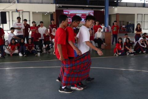 Siswa SMA Global Indonesia School mengikuti lomba sarung dalam perayaan HUT ke-81 Republik Indonesia