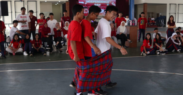 Siswa SMA Global Indonesia School mengikuti lomba sarung dalam perayaan HUT ke-81 Republik Indonesia