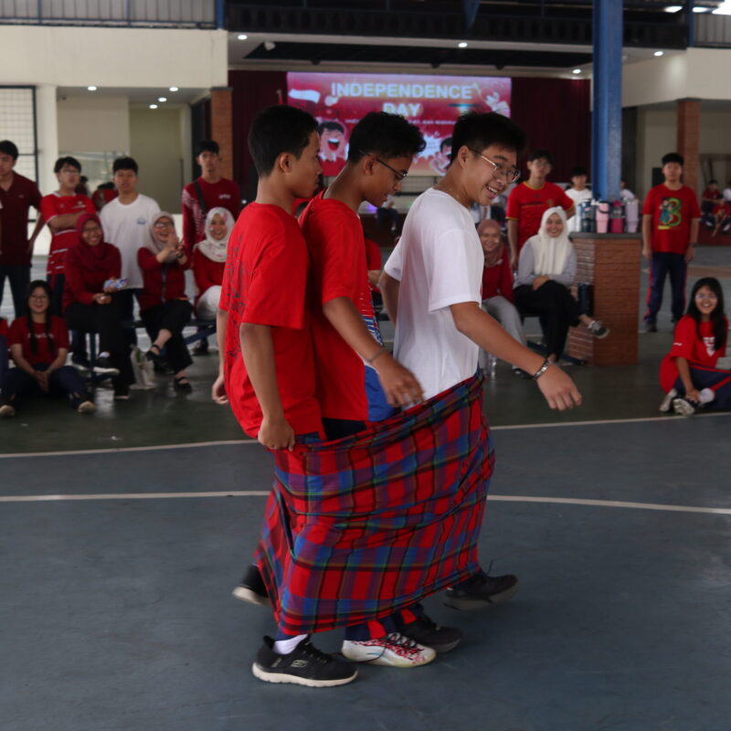 Siswa SMA Global Indonesia School mengikuti lomba sarung dalam perayaan HUT ke-81 Republik Indonesia