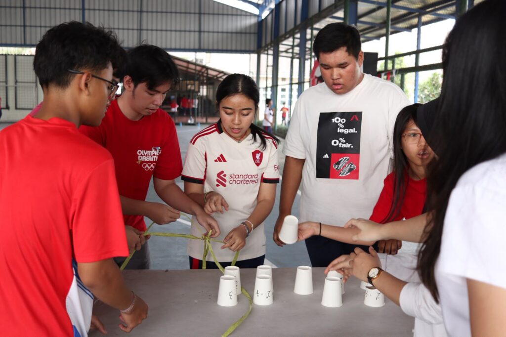 Siswa SMA Global Indonesia School mengikuti lomba stacking cup dalam perayaan HUT ke-81 Republik Indonesia