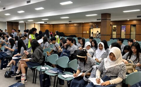 Siswa SMA Global Indonesia School mengikuti kegiatan pengenalan perguruan tinggi di Universitas Pelita Harapan