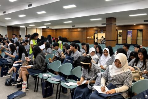 Siswa SMA Global Indonesia School mengikuti kegiatan pengenalan perguruan tinggi di Universitas Pelita Harapan