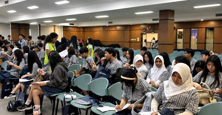 Siswa SMA Global Indonesia School mengikuti kegiatan pengenalan perguruan tinggi di Universitas Pelita Harapan