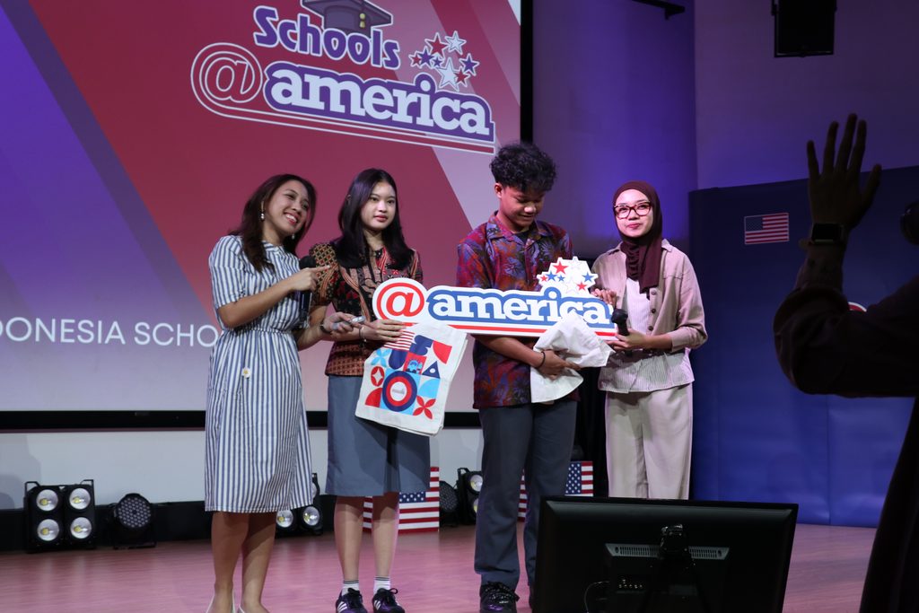 Siswa SMA Global Indonesia School mengikuti sesi kuis dalam kegiatan Schools @america