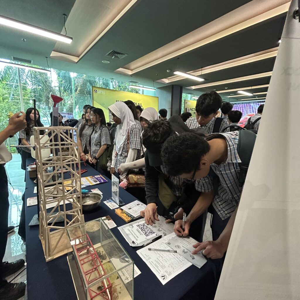 Siswa SMA Global Indonesia School mengunjungi booth jurusan saat kegiatan pengenalan kampus di Universitas Pelita Harapan